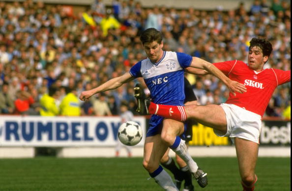1986:  Paul Bracewell (left) of Everton takes on Neil Webb of Nottingham Forest during a Canon League Division One match at the City Ground in Nott...