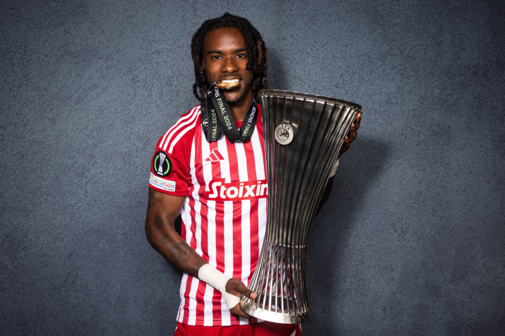 Omar Richards wins the Europa League with Olympiacos