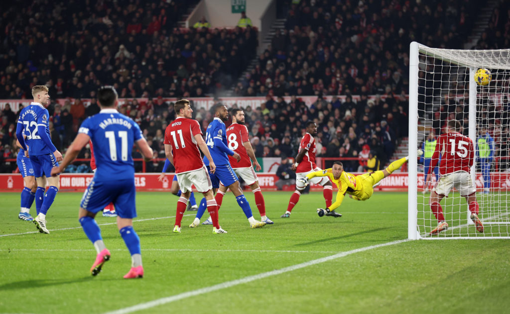 Dwight McNeil scores for Everton