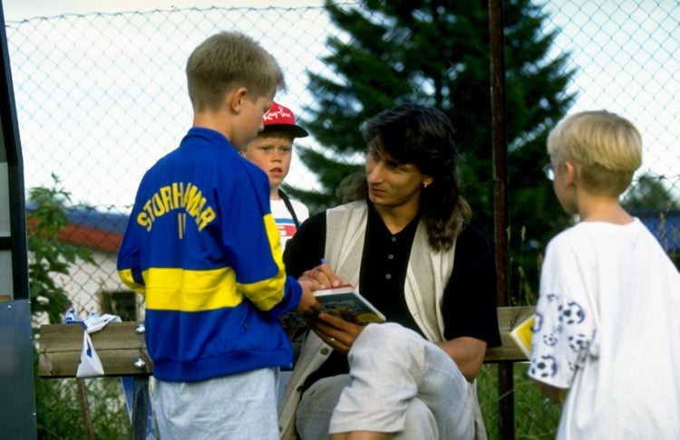 Jul 1995:  Andrea Silenzi of Nottingham Forest signs autographs for children during their tour to Scandinavia.  Mandatory Credit: Ben  Radford/Alls...