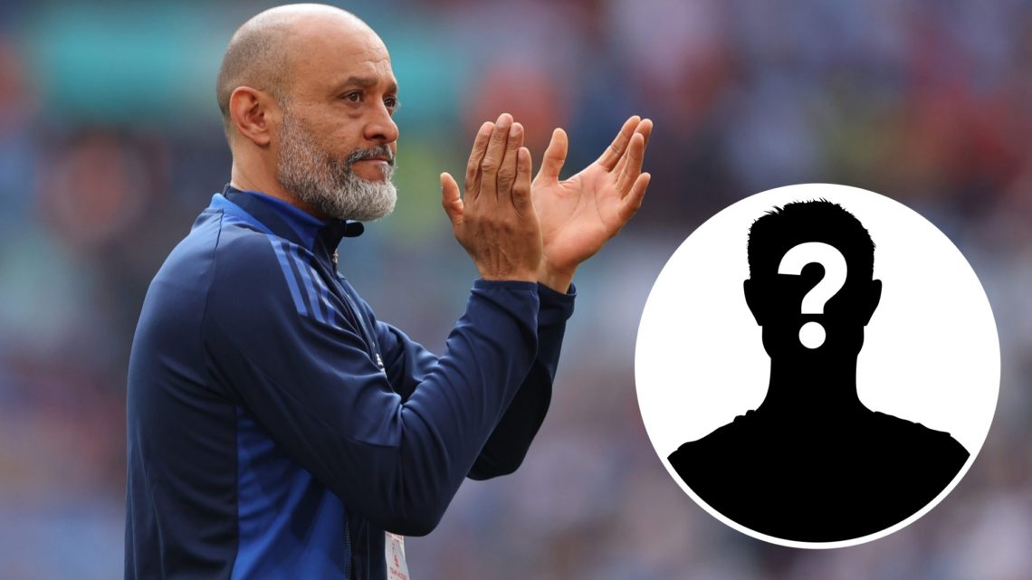 Nuno Espirito Santo claps fans