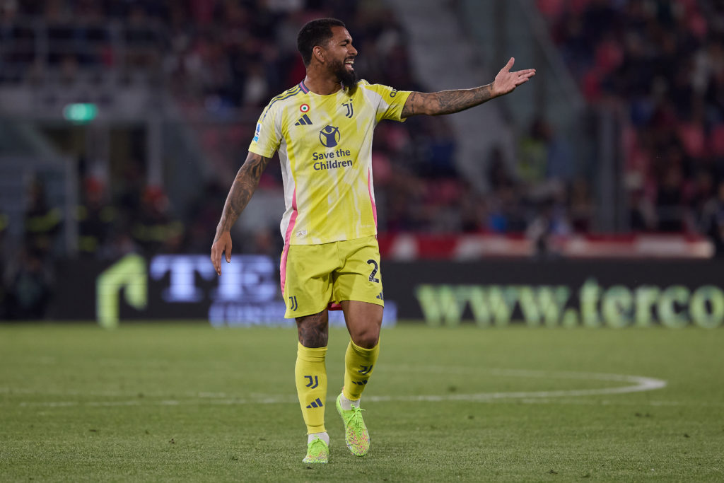 Douglas Luiz gestures during Bologna vs Juventus