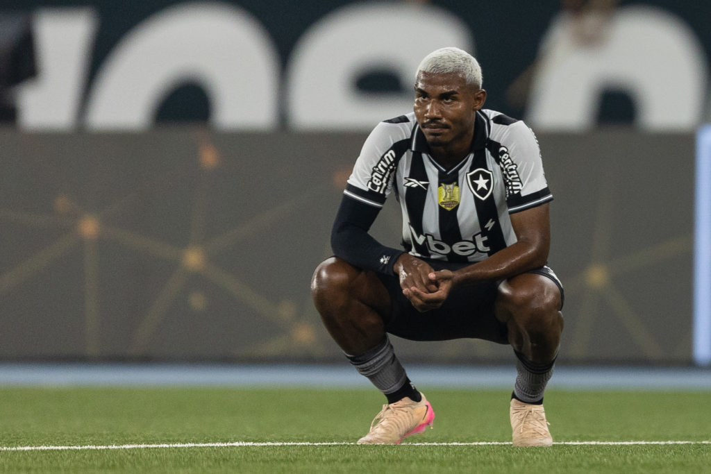 Cuiabano in action for Botafogo