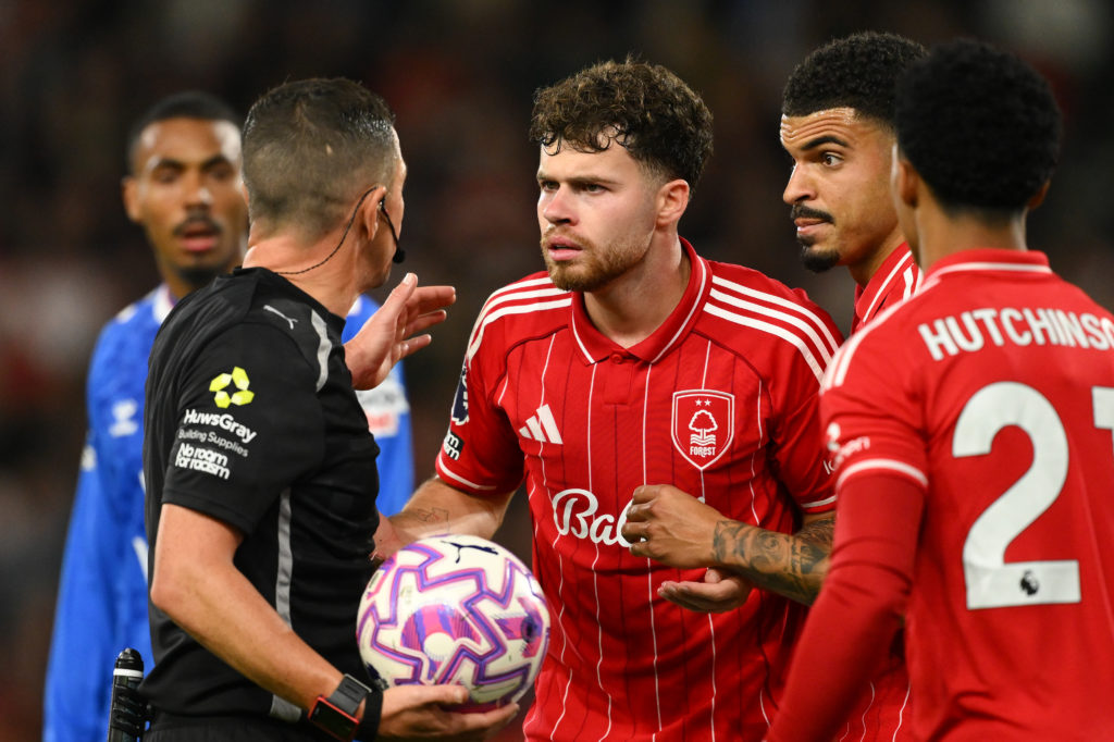 Neco Williams talking to referee in Nottingham Forest vs Sunderland
